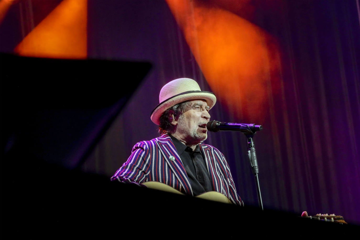 Joaquín Sabina desafía a la lluvia en su concierto en Valencia y celebra «estar vivo»