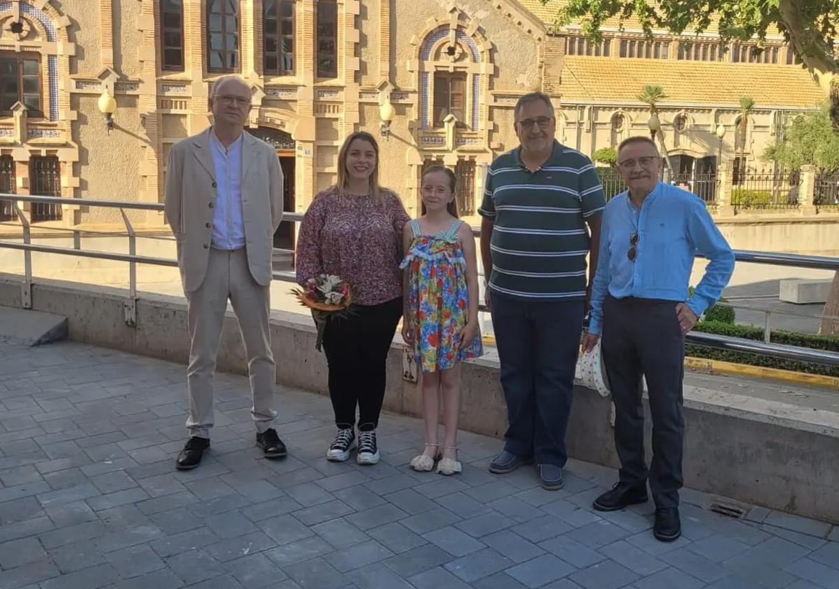 Falleras mayores de Carcaixent junto al alcalde, presidente de la JLF y edil.