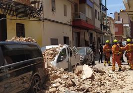 Bomberos en la zona del derrumbe.