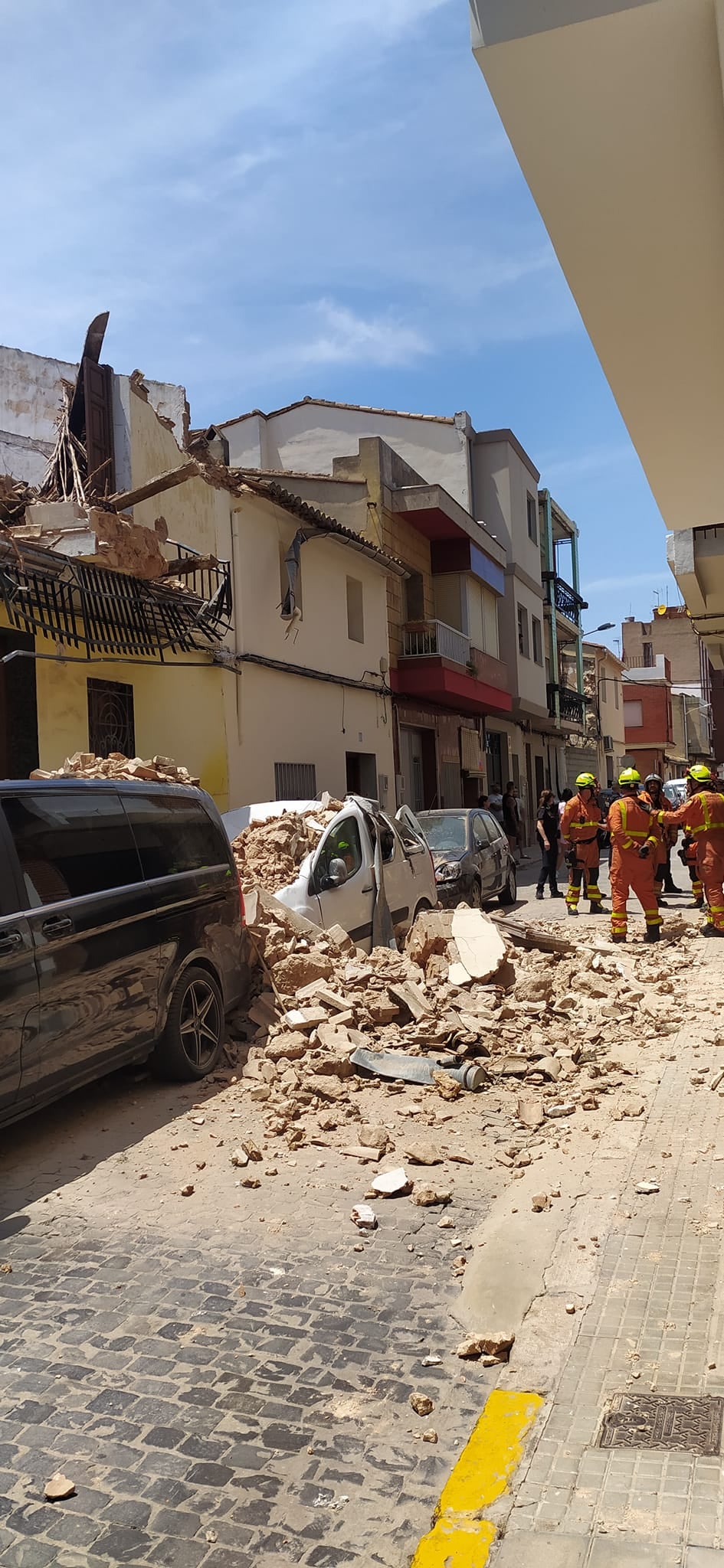 Bomberos en la zona del derrumbe.