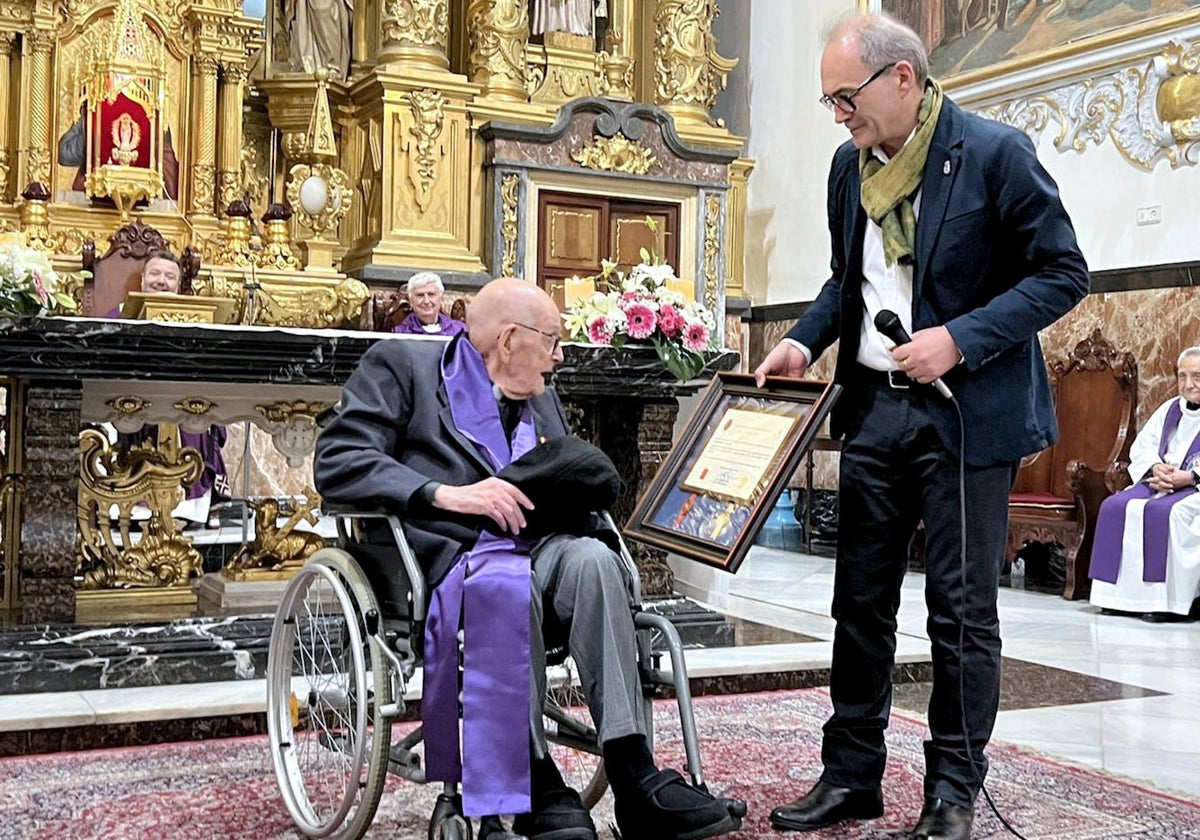 José Peiró en un acto de homenaje.