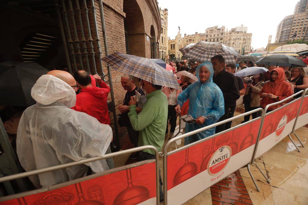 Joaquín Sabina desafía a la lluvia en su concierto en Valencia y celebra «estar vivo»