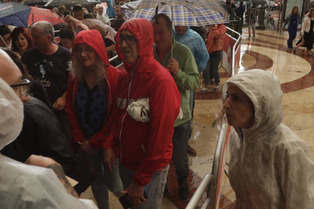 Joaquín Sabina desafía a la lluvia en su concierto en Valencia y celebra «estar vivo»