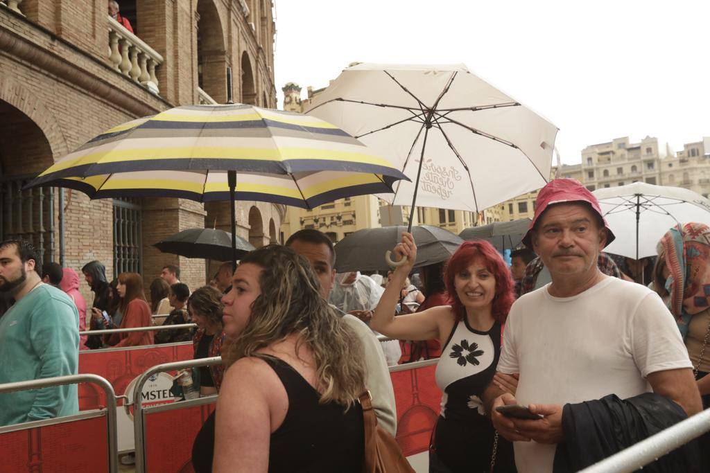 Joaquín Sabina desafía a la lluvia en su concierto en Valencia y celebra «estar vivo»