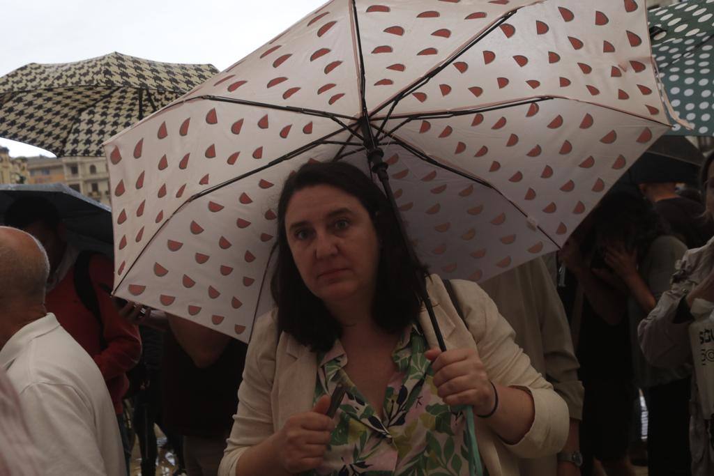 Joaquín Sabina desafía a la lluvia en su concierto en Valencia y celebra «estar vivo»