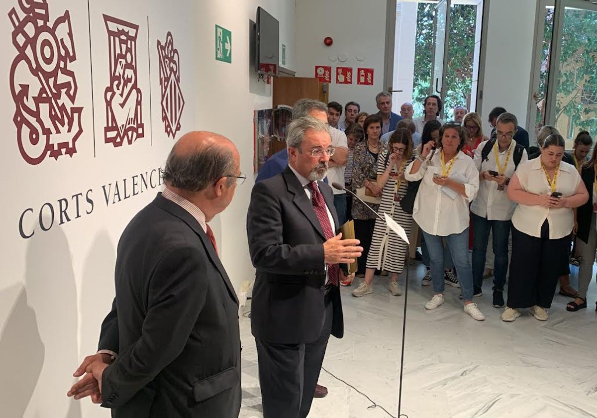 Carlos Flores, junto a Ignacio Gil Lázaro, en el momento en que comunica que será el candidato de Vox en Valencia para las Generales.