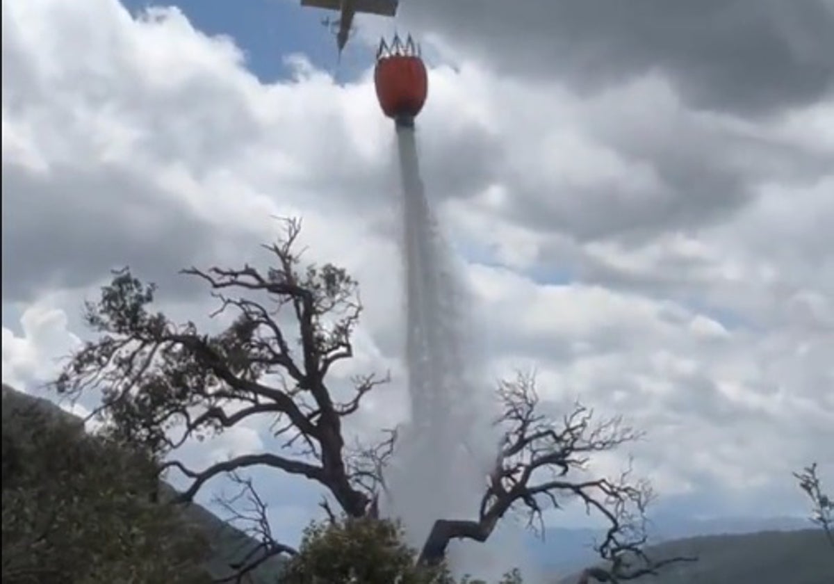 Momento de una de las descargas del incendio de Torre d'en Besora.