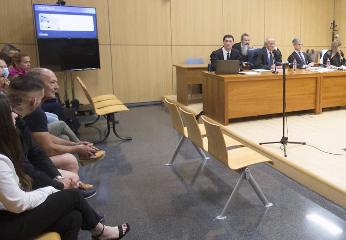 Las acusaciones y la defensa en la sala del Tribunal del Jurado.