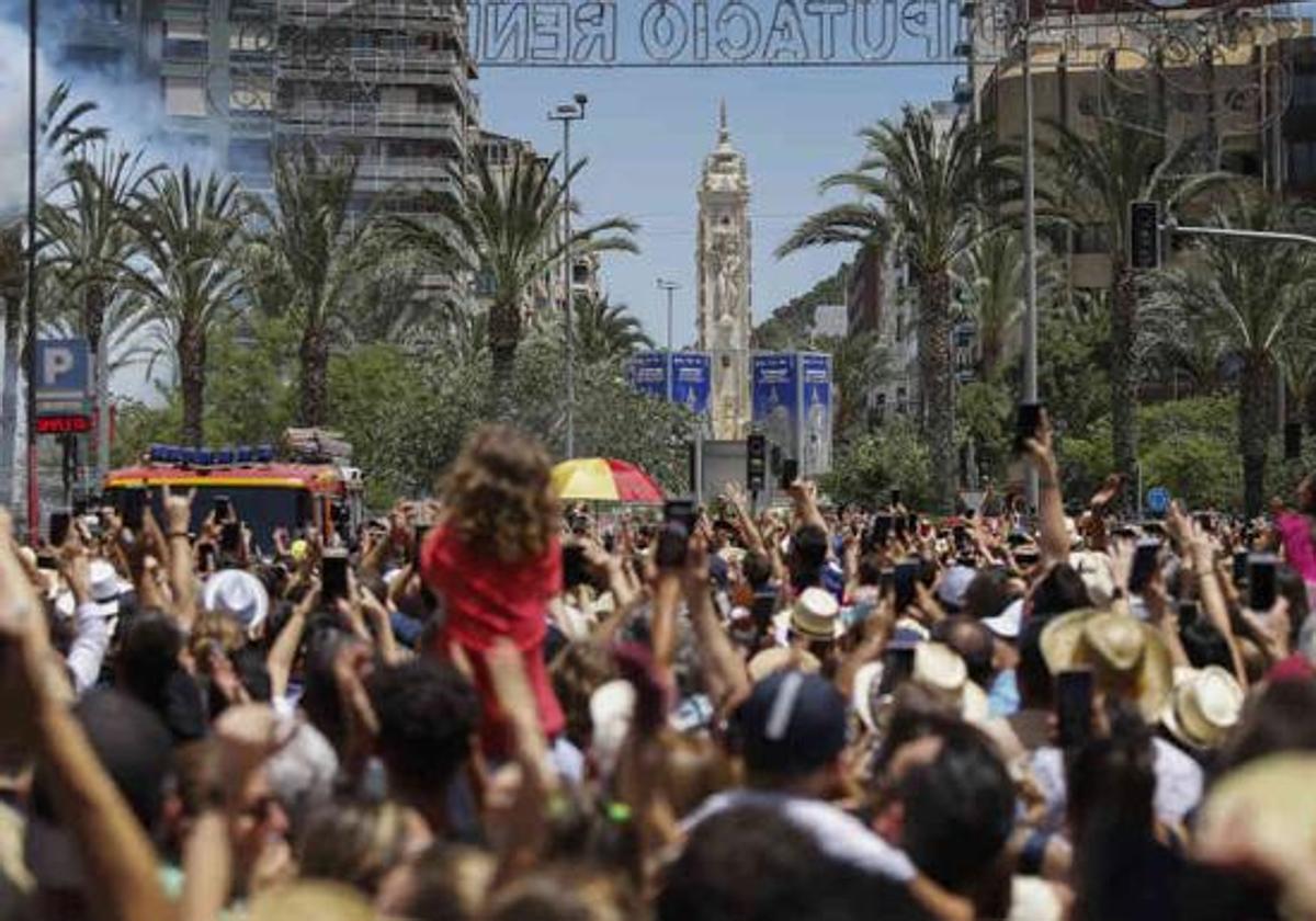 Mascletà de Hogueras en la plaza Luceros de Alicante.