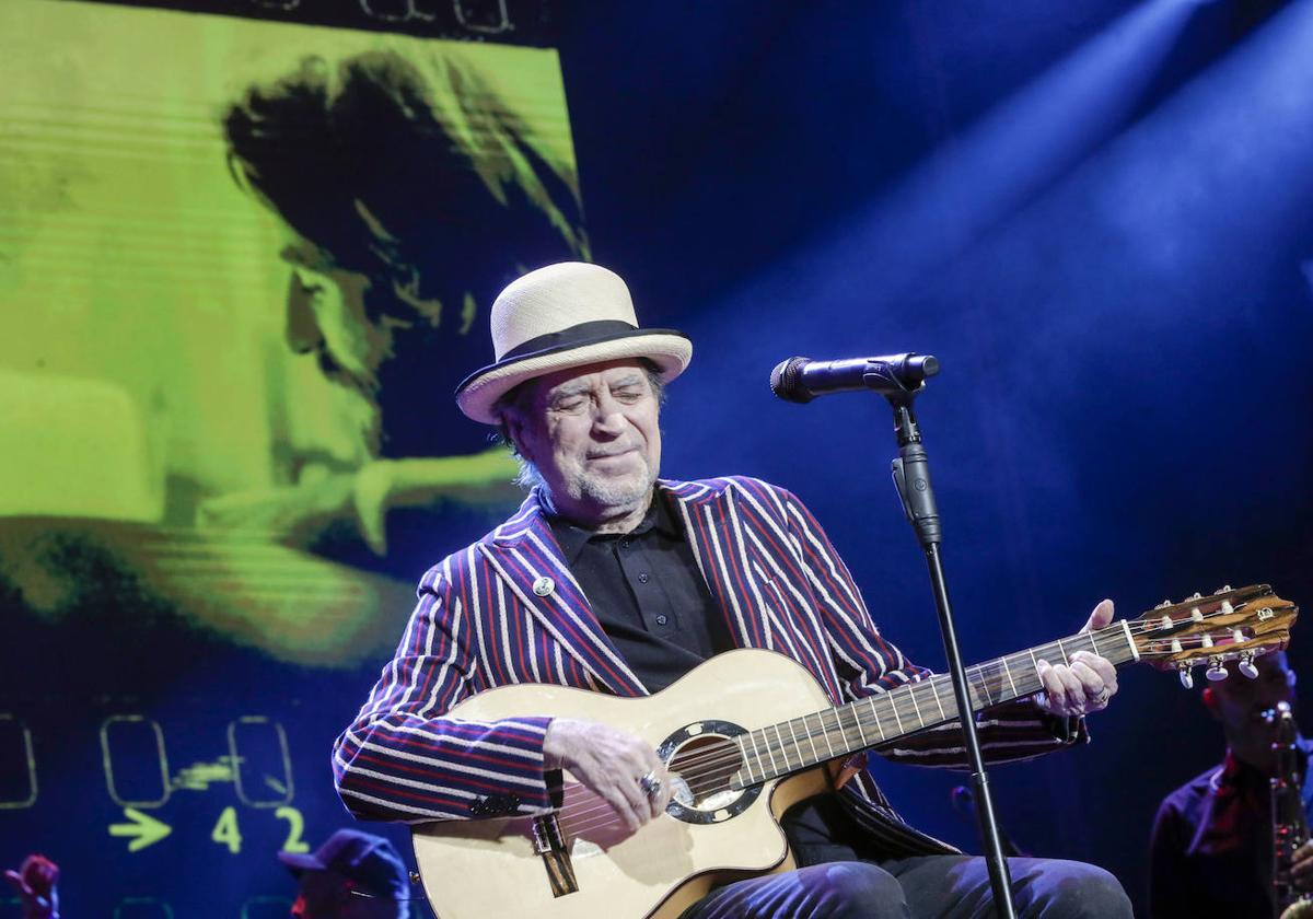 Joaquín Sabina desafía a la lluvia en su concierto en Valencia y celebra «estar vivo»
