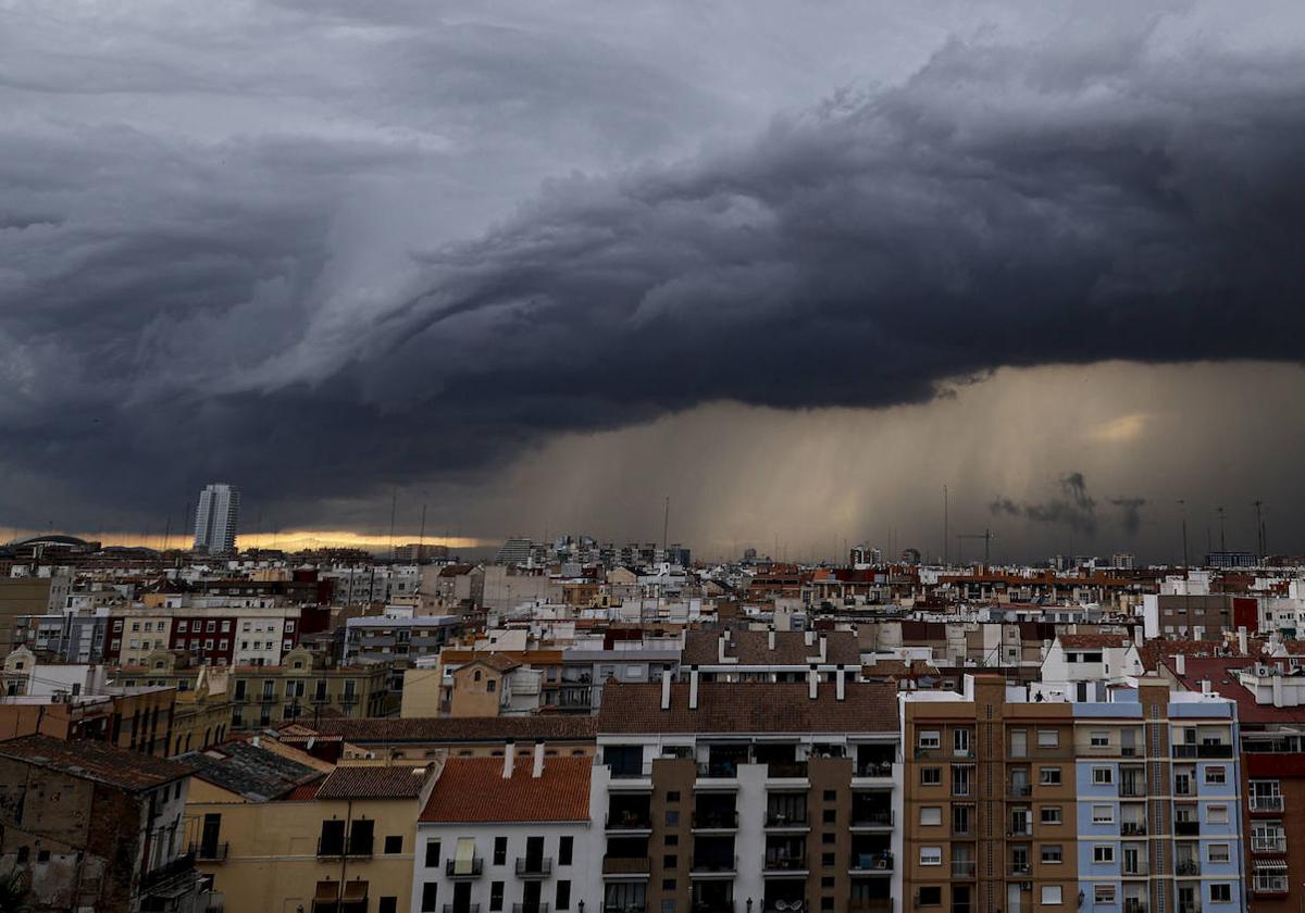 Tormenta sobre la ciudad de Valencia.