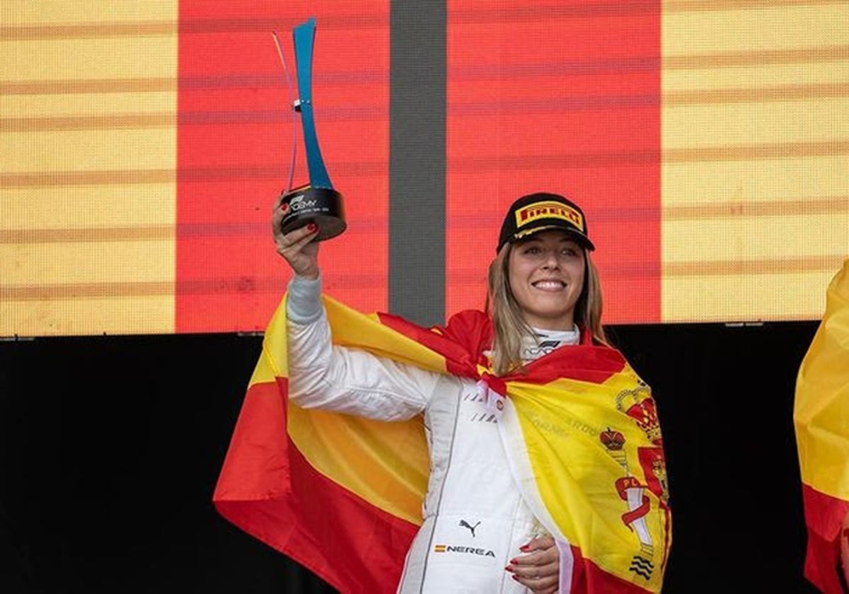 Nerea Martí en el podio del Circuit Ricardo Tormo.