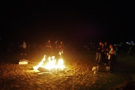 Celebración de San Juan en una playa española.