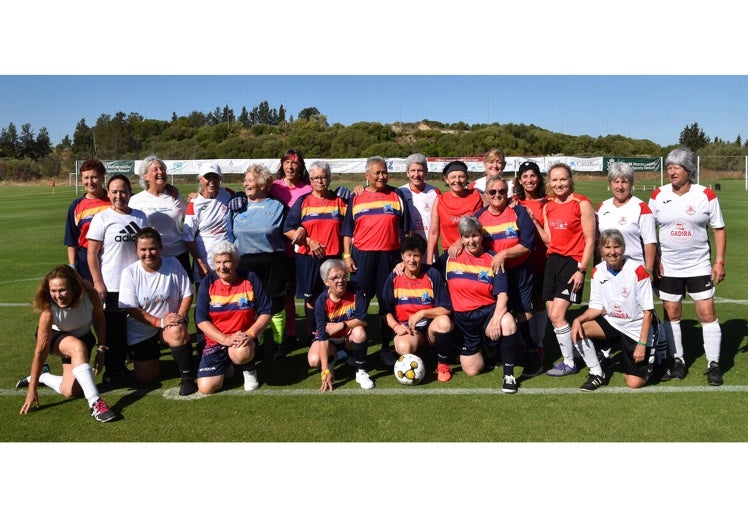 Imagen principal - Las pioneras, en 2022, en el primer Torneo Internacional amateur de fútbol femenino (primera foto), las siguientes, la joven guardameta, durante sendos partidos.