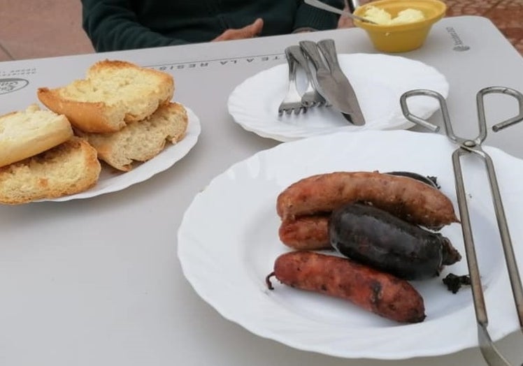 Imagen principal - Arriba, el embutido de Millares; en el medio, gazpachos manchegos y, sobre estas líneas, tartar de la casa.