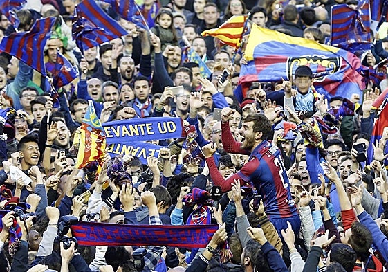 Camñana es llevado a hombros en el ascenso de 2017.