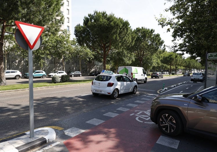 Una señal vertical mal situada, puesto que debería estar a la derecha por la naturaleza del giro.