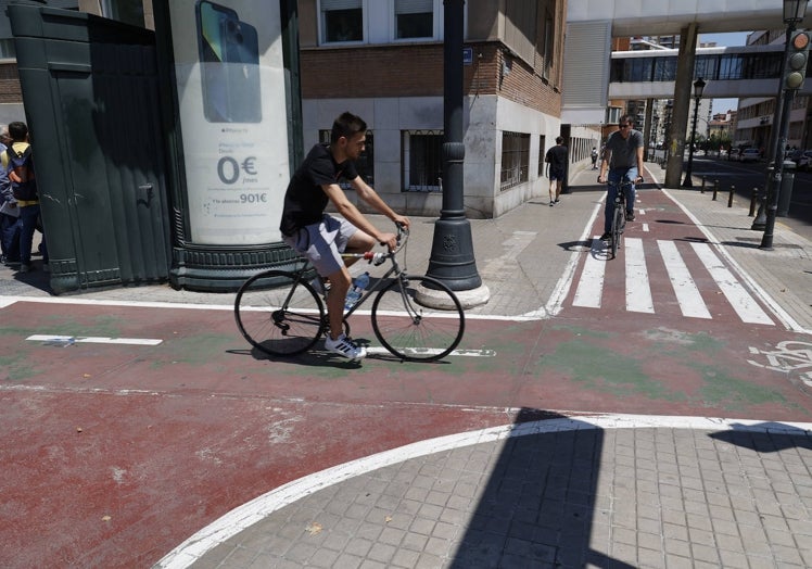 Imagen principal - Diferentes ángulos del cruce de Blasco Ibáñez con Doctor Gómez Ferrer muestran la densidad de pasos, giros y señales de esta transitada zona de Valencia.