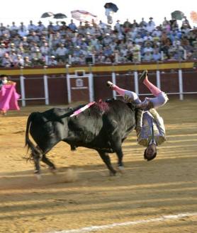 Imagen secundaria 2 - Barrera, abriendo la puerta grande; en un acto con UPYD y en el momento de sufrir una cornada.