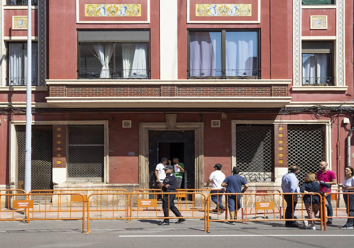 Varios inquilinos aguardan ante el edificio de la calle del Gobernador después de haber sido desalojados.