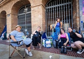 Algunas de las fans de Pablo Alborán, a las puertas de la plaza de toros, hacen turnos para ser las primeras en acceder al concierto del artista este sábado en Valencia.