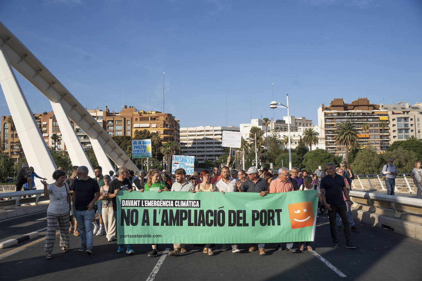 Varios colectivos se manifiestan contra la ampliación del puerto de Valencia