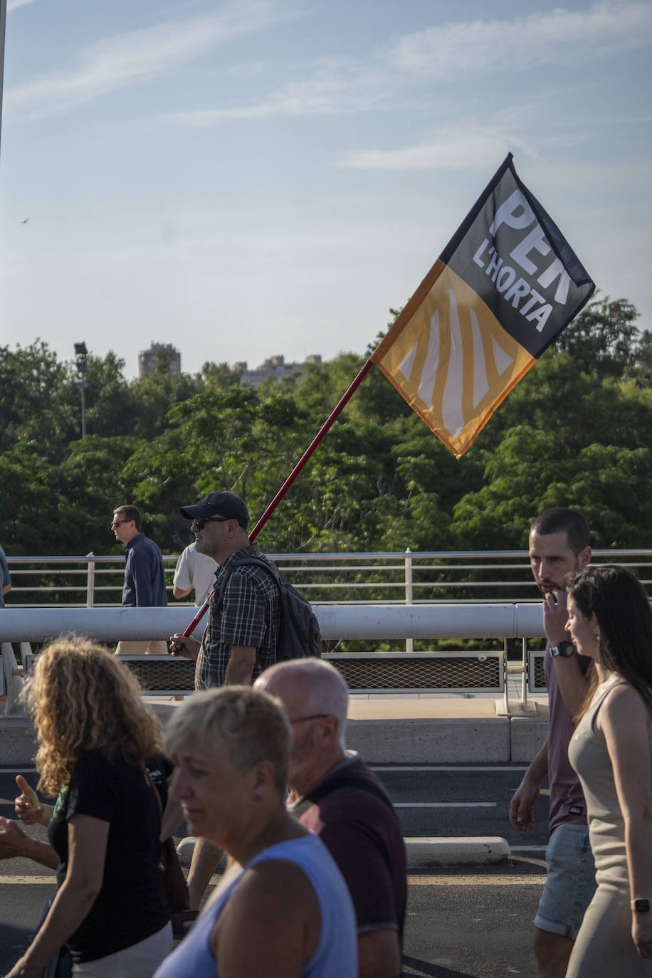 Varios colectivos se manifiestan contra la ampliación del puerto de Valencia