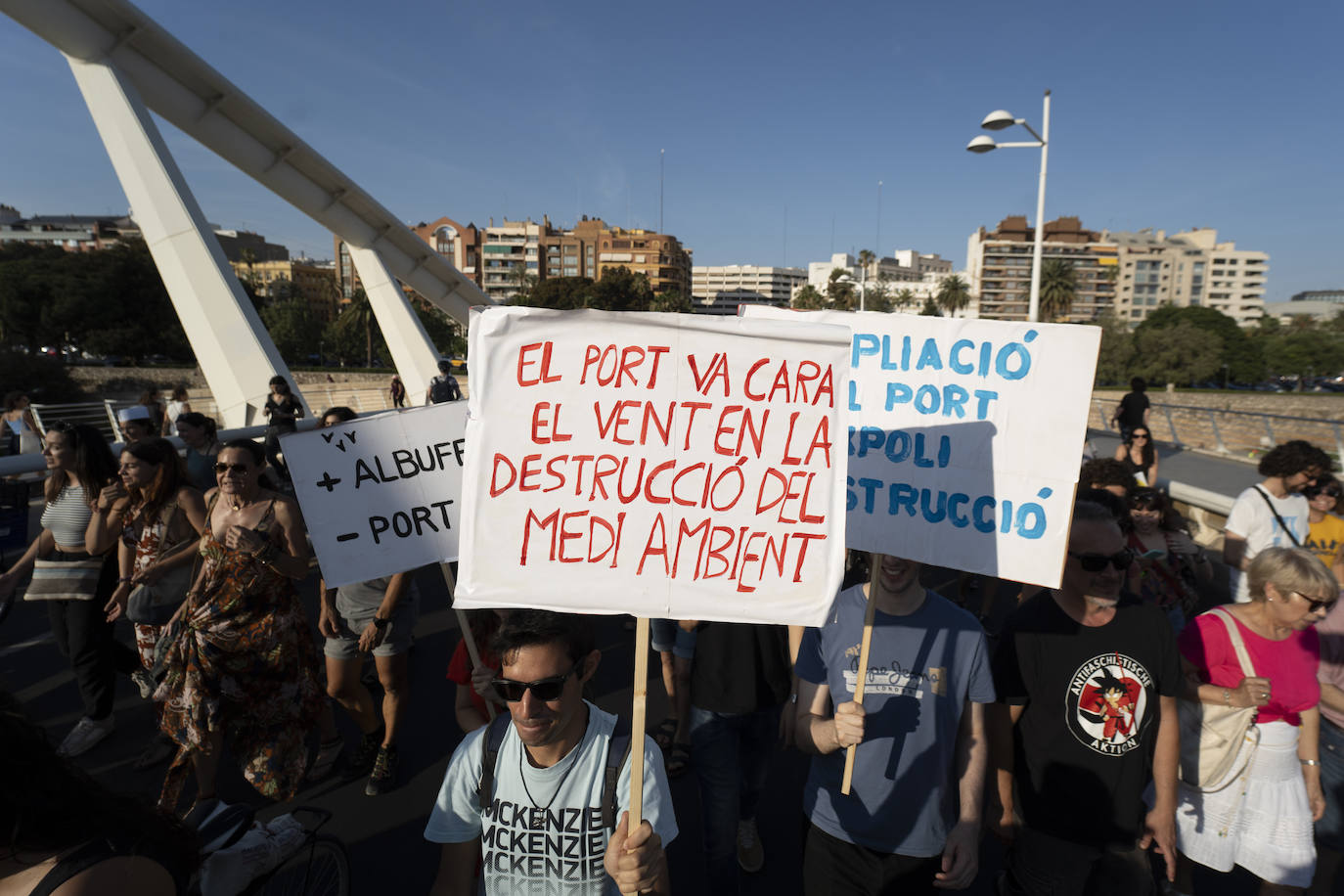 Varios colectivos se manifiestan contra la ampliación del puerto de Valencia