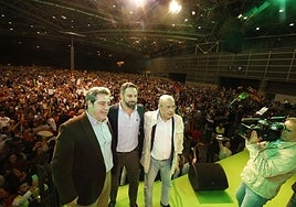 Abascal, flanqueado por Llanos y Gil Lázaro, durante un mitin en Valencia.