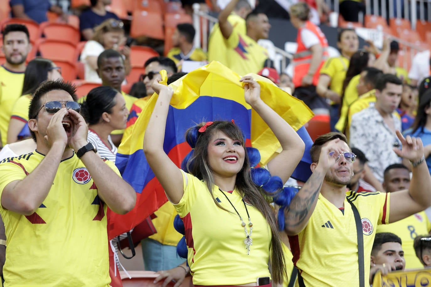 Pelea campal en las gradas de Mestalla durante el Colombia - Iraq