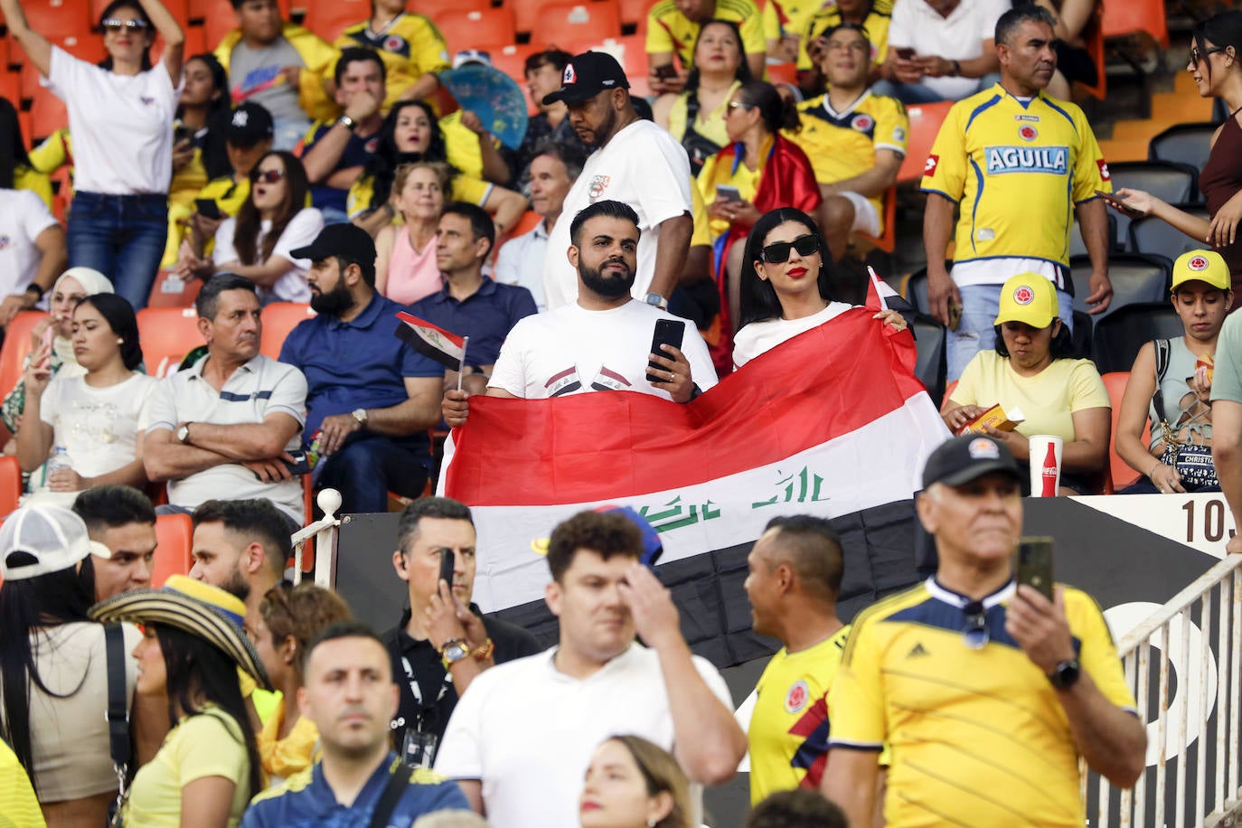 Pelea campal en las gradas de Mestalla durante el Colombia - Iraq