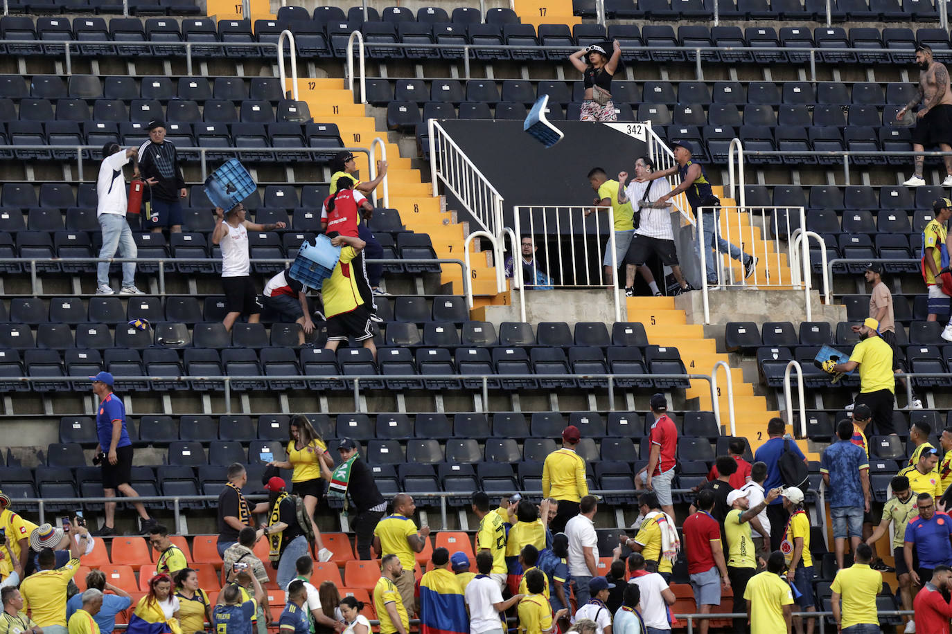 Pelea campal en las gradas de Mestalla durante el Colombia - Iraq