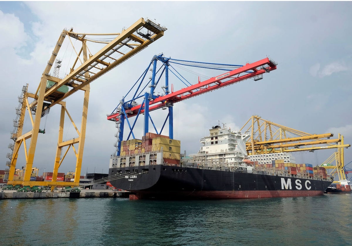 Un portacontenedores en el puerto de Valencia.