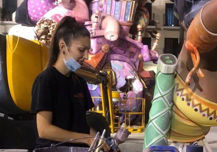Patricia Milla, pintando una falla.