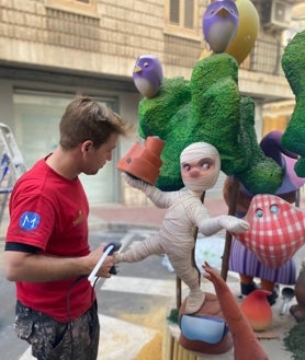 Imagen secundaria 2 - Cristian García, con taller en la Ciudad Fallera. 