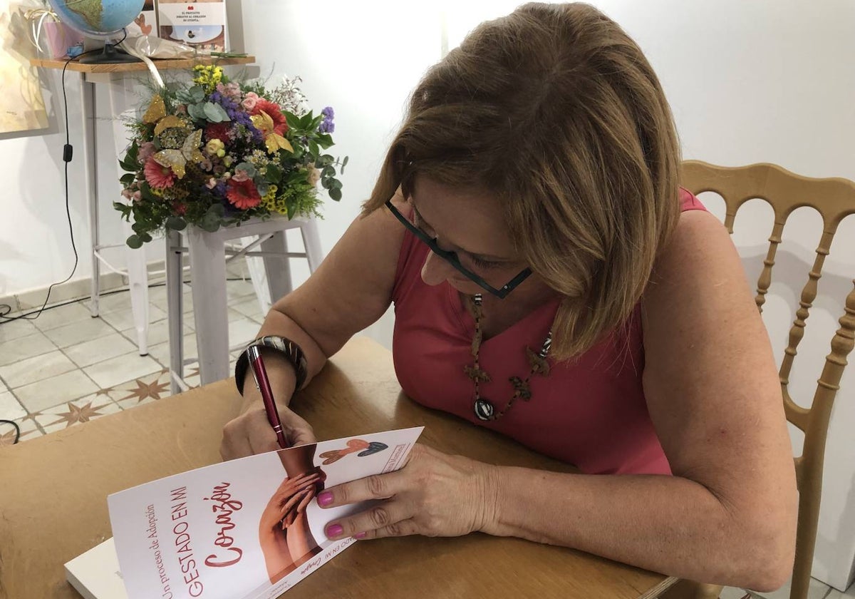 Pepa Cardona, firmando uno de los ejemplares tras la presentación.