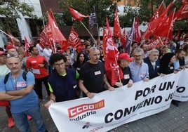 Protesta sindical frente a la patronal valenciana del metal