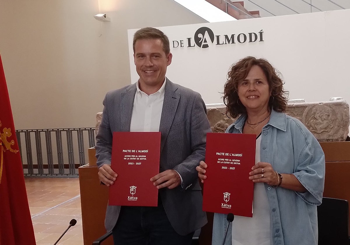 Roger Cerdà (PSPV) y Amor Amorós (Xàtiva Unida), tras la firma del pacto.