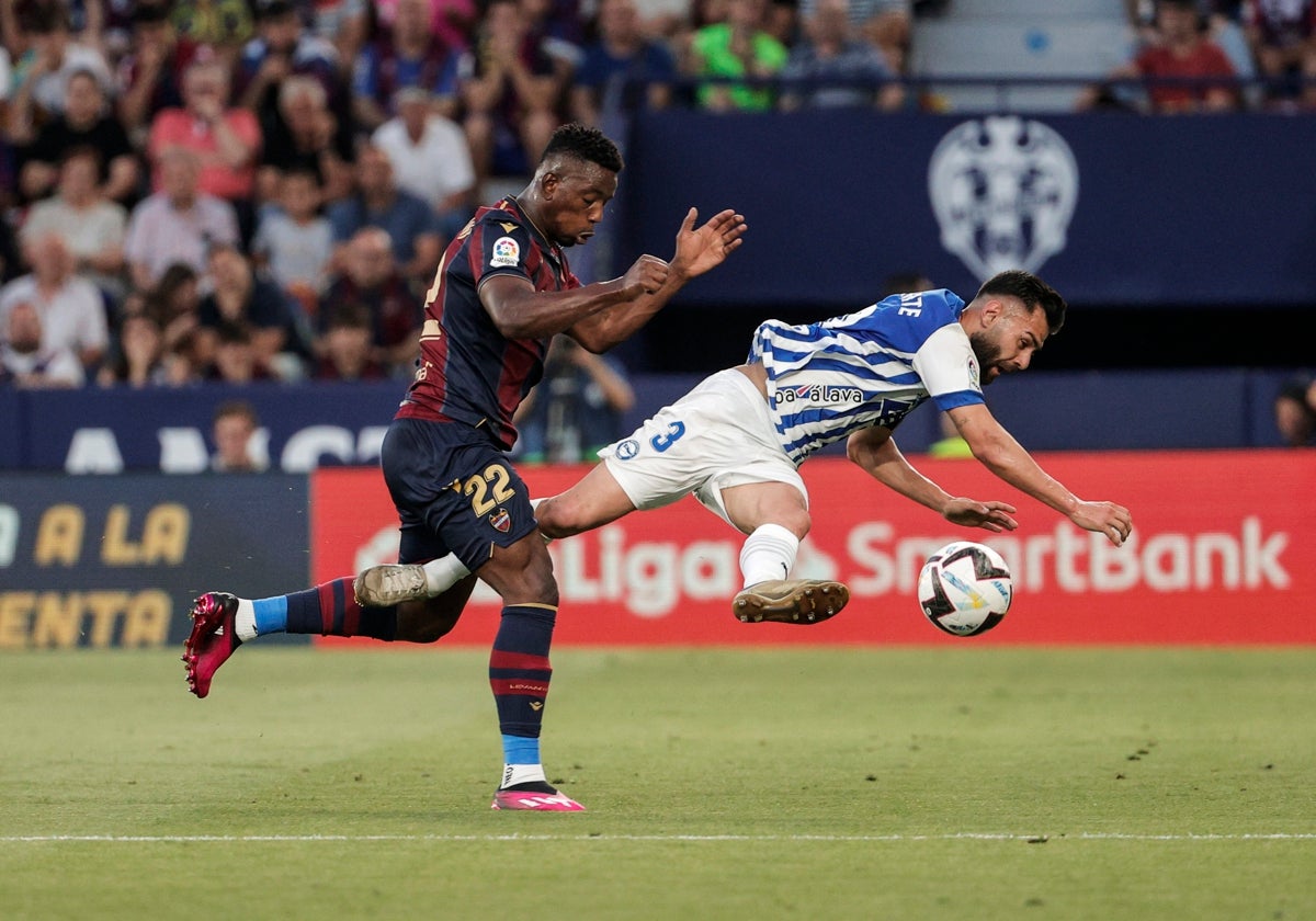 Bouldini compitiendo por el balón con Duarte, jugador del Alavés.