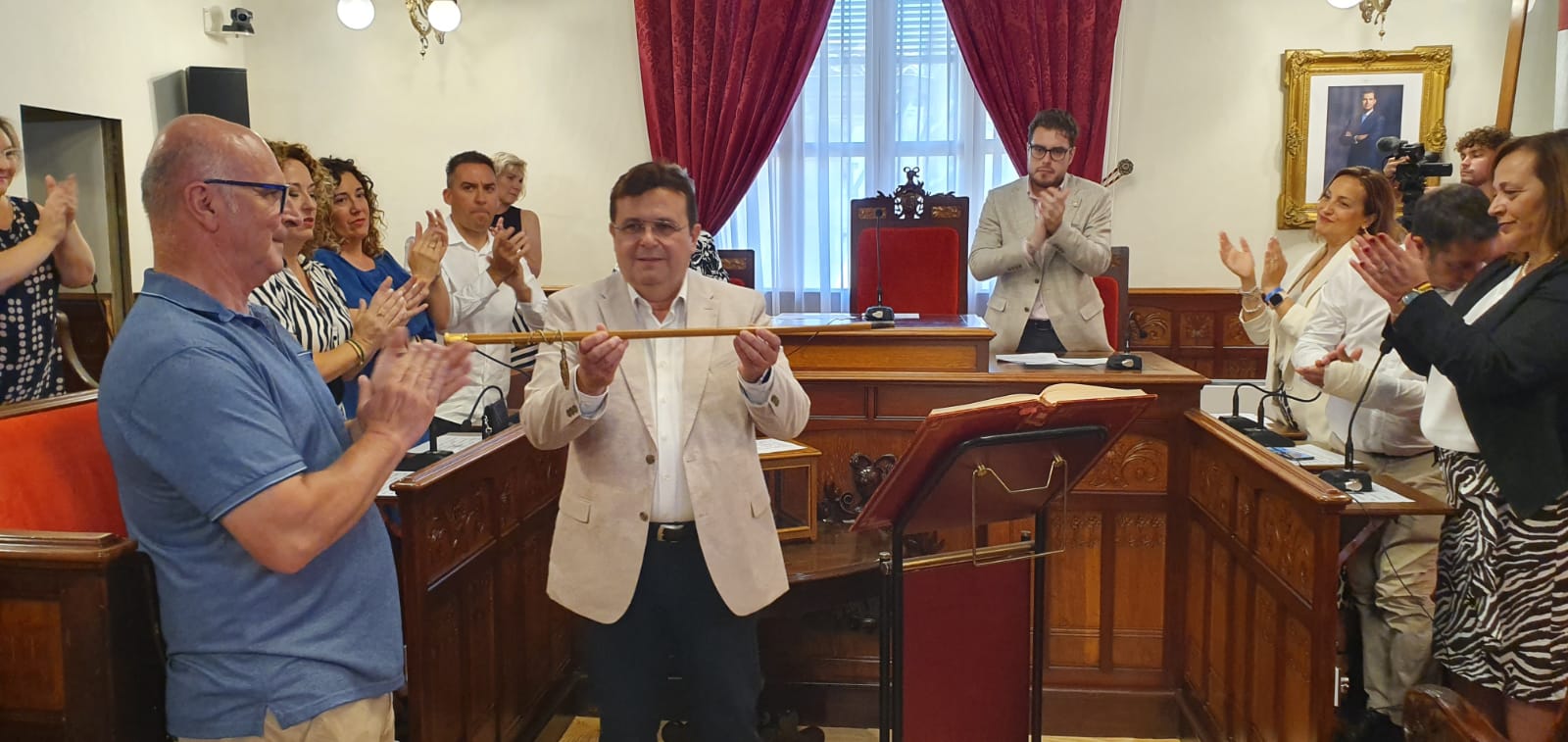 Dimas Vázquez, con la vara de mando.