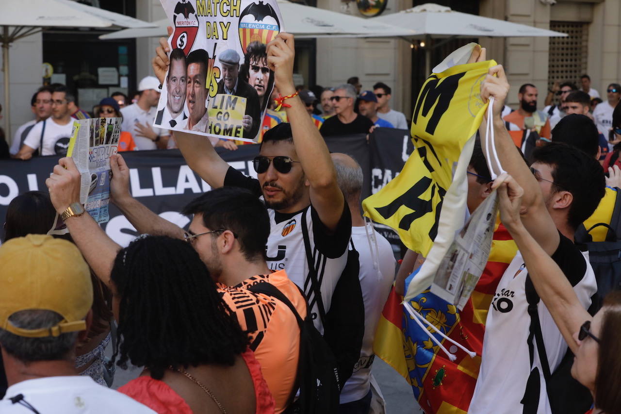 Nueva manifestación de la afición del Valencia CF contra Peter Lim