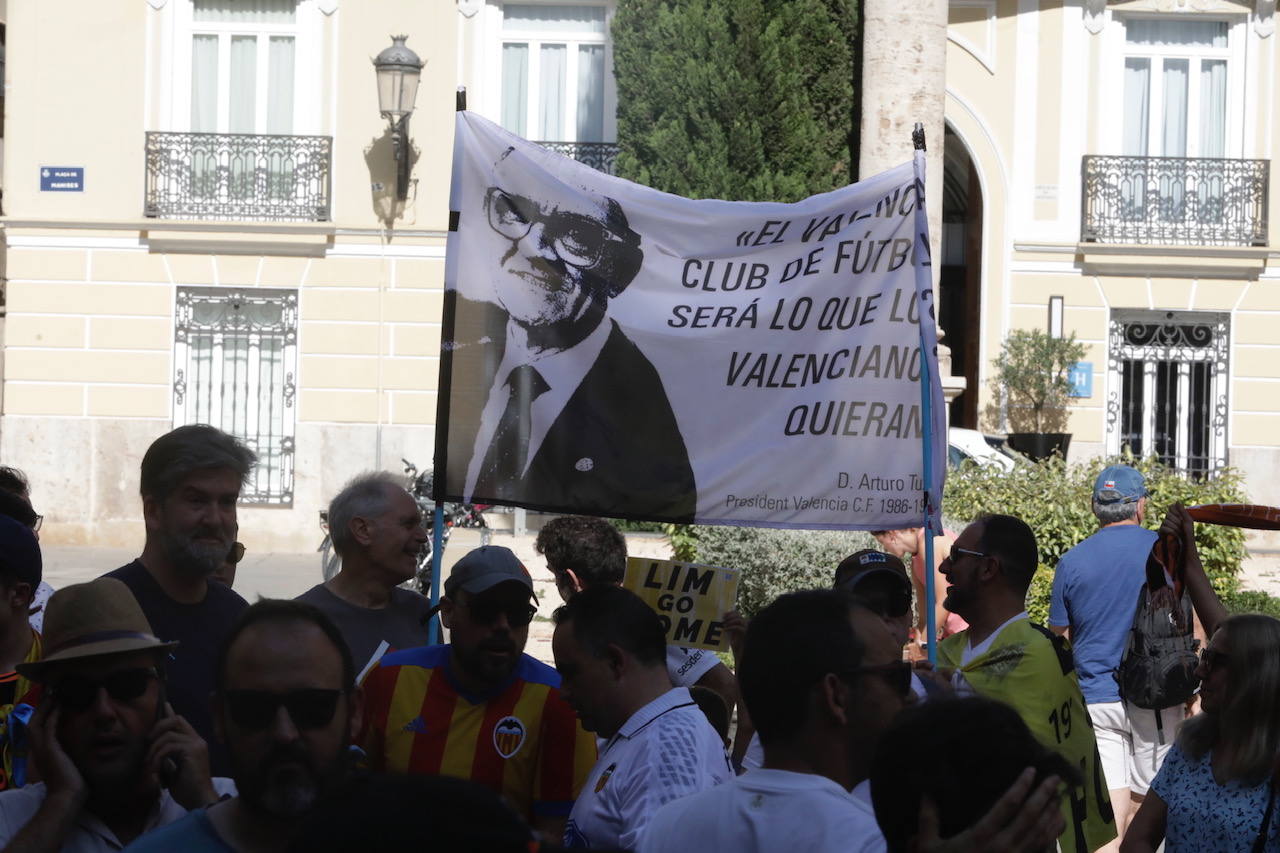 Nueva manifestación de la afición del Valencia CF contra Peter Lim