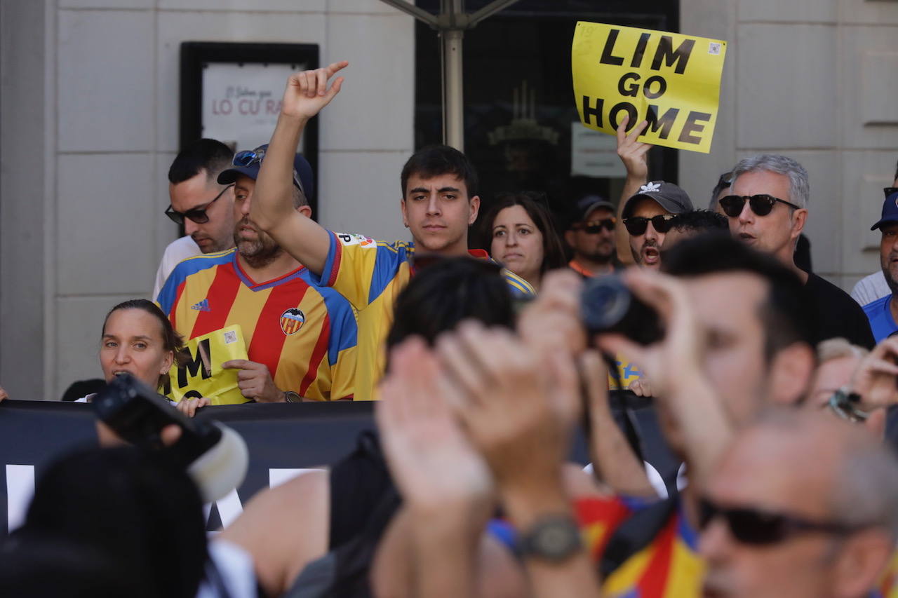 Nueva manifestación de la afición del Valencia CF contra Peter Lim