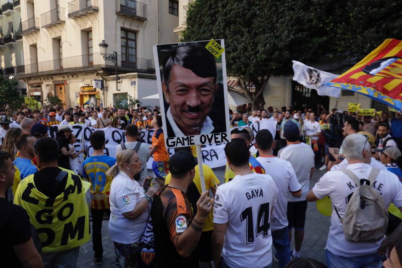 Nueva manifestación de la afición del Valencia CF contra Peter Lim