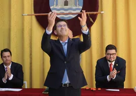 Jorge Rodríguez, con la vara de mando.