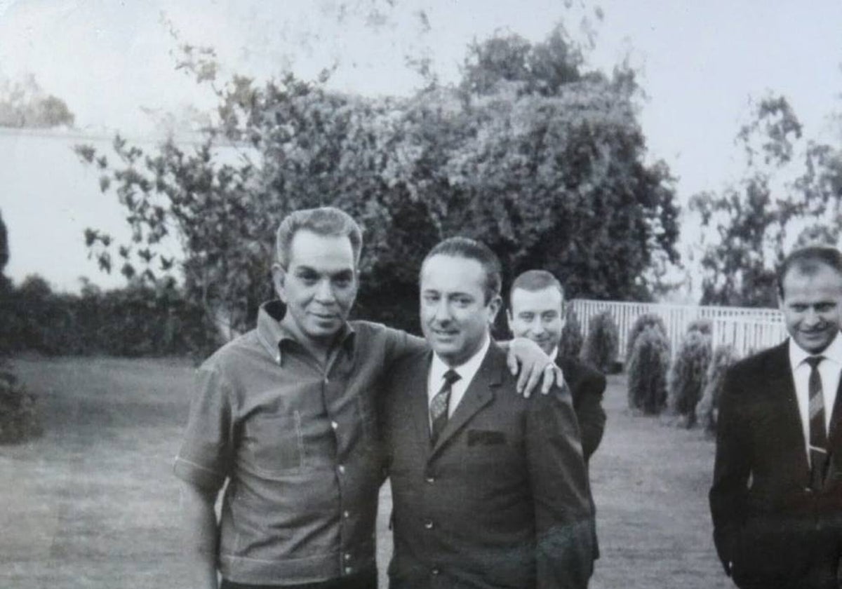 Vicente Peris, con Cantinflas en su rancho, en México.