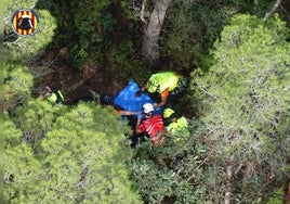 El equipo de rescate inmoviliza al ciclista antes de subirlo al helicóptero.