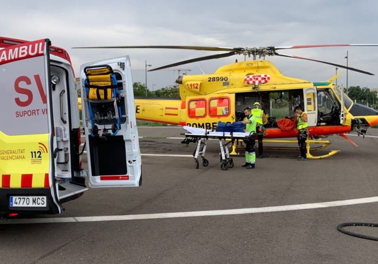 La ambulancia y el helicóptero en la explanada de Alzira.