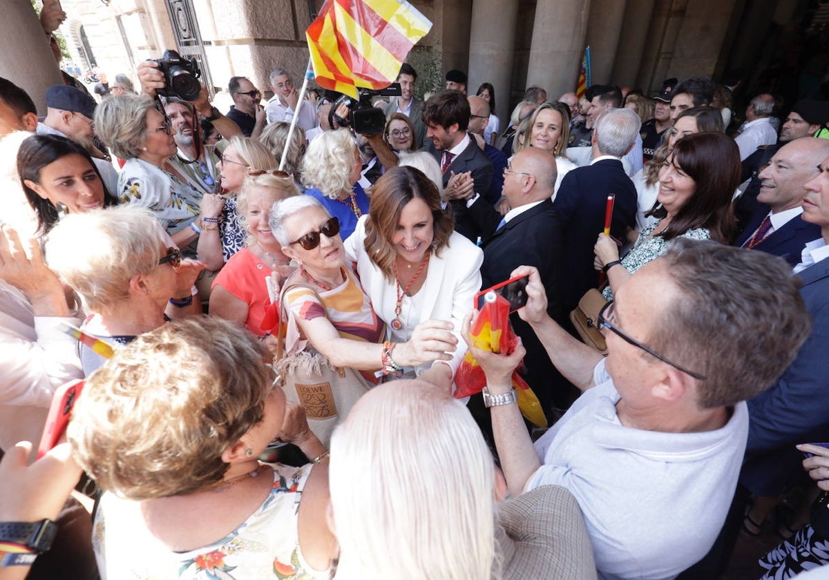 La alcaldesa de Valencia, María José Catalá, arropada por vecinos, tras la investidura en el hemiciclo del Ayuntamiento.