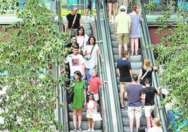 Valencianos y turistas se encuentran con las tiendas abiertas el primer domingo de apertura estival en zonas de gran afluencia turística.